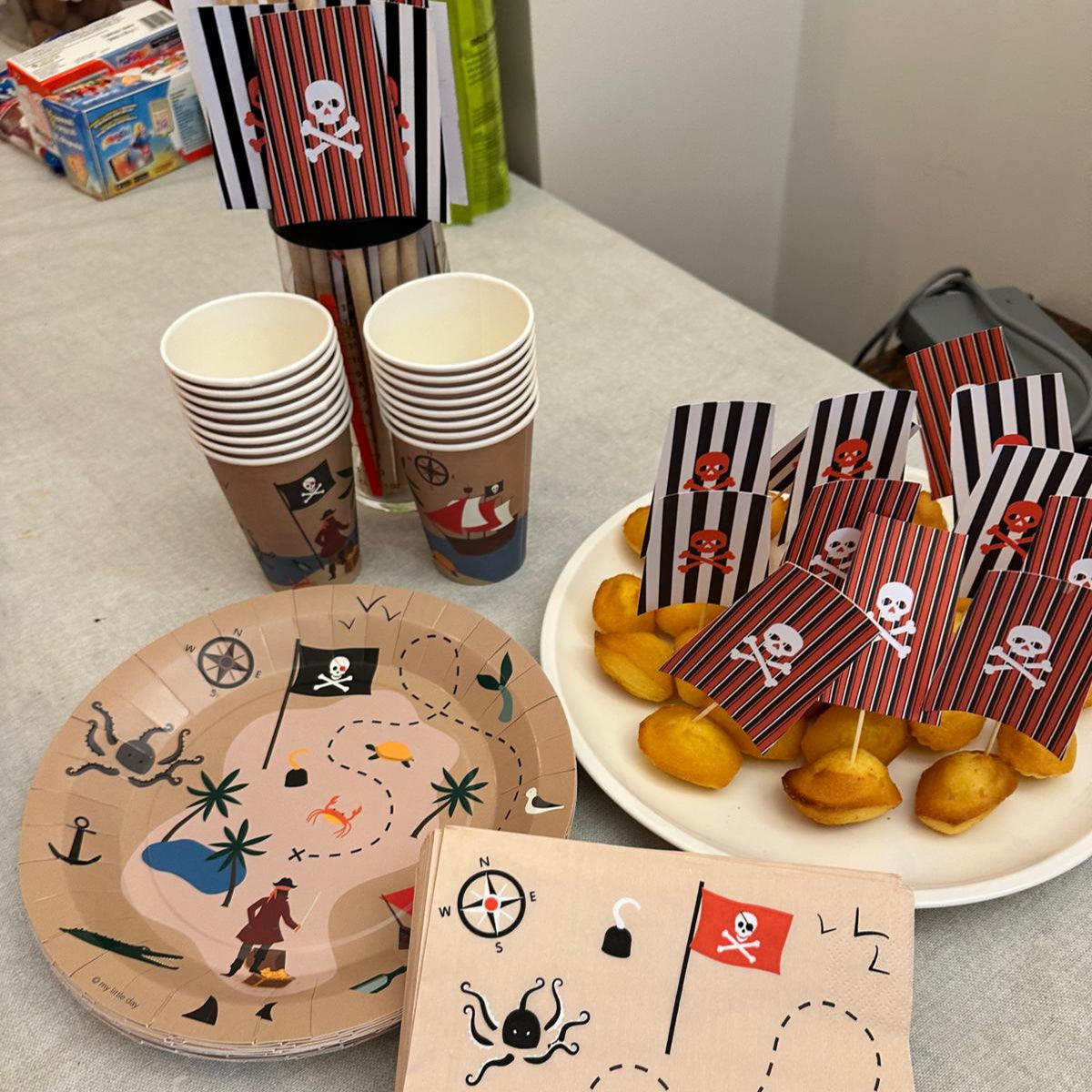 2 Cake et 12 Cupcake toppers voiles de bateau - Pirates